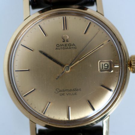 1963 Solid 18k Gold Automatic Seamaster De Ville Calendar with Original Solid 18k Gold Dial with Solid Gold Applied Onyx Hour Markers and Original Hands. Rare